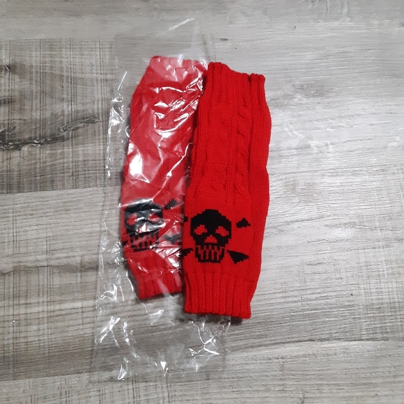 NIP! Cable Knit Fingerless "Skull" Gloves - Picture 4 of 4
